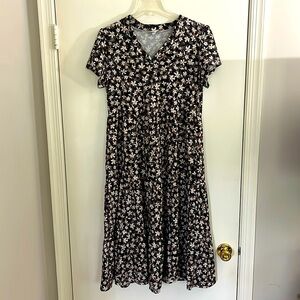 Floral V-Neck Tiered Midi Dress in Black and White w/Pockets!